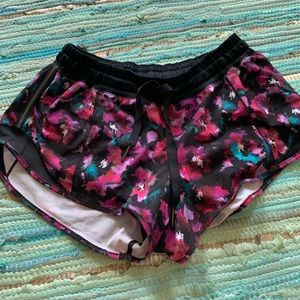 Lululemon hotty hot shorts size 6